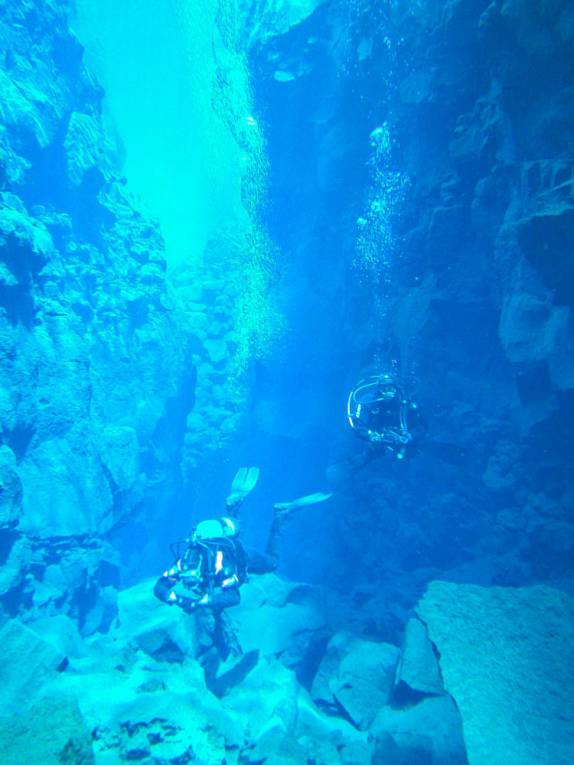 Final do emocionante e gelado mergulho (2 graus!!!) na Silfur Hellir, a fenda que divide a Europa da América, no Parque Nacional Thingvellir, na Islândia